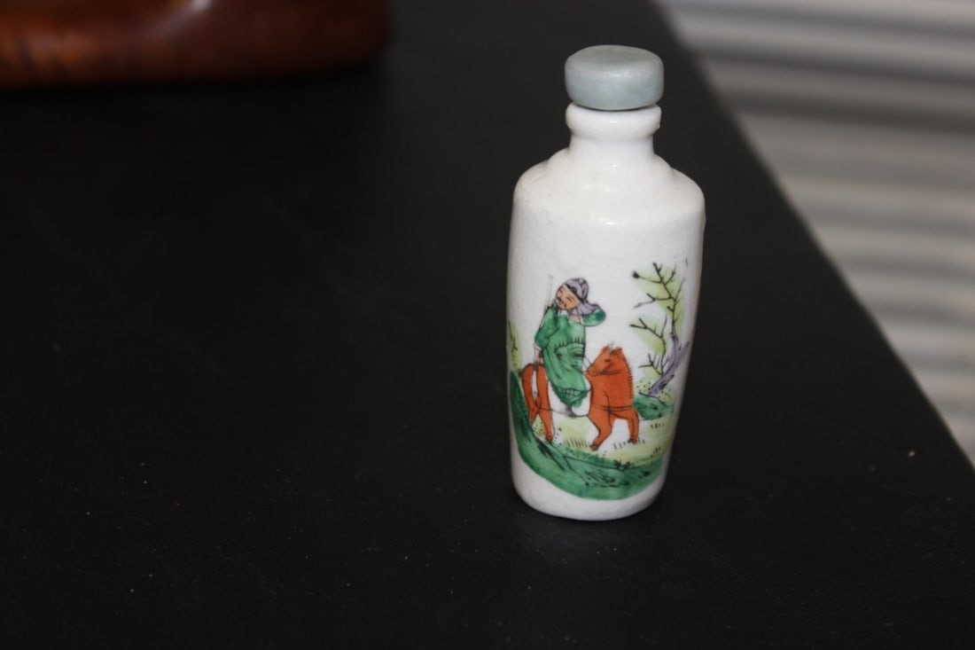 A Chinese Vintage Porcelain Snuff Bottle: 3" tall