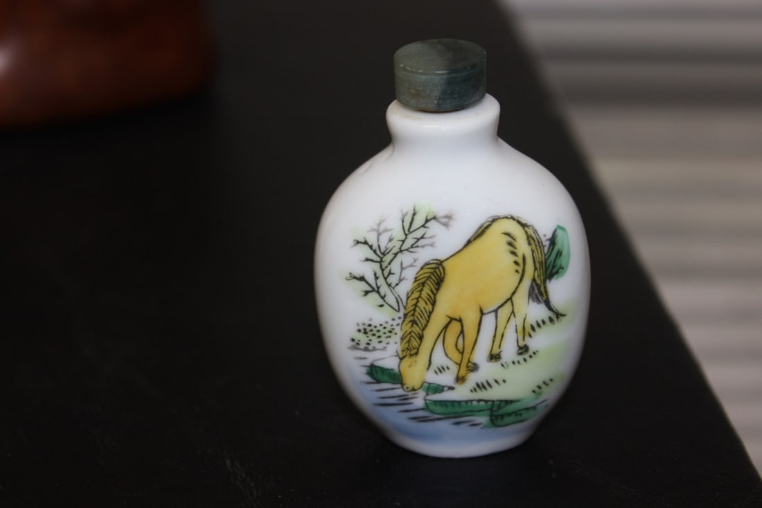 A Vintage Chinese Porcelain Snuff Bottle: 2 5/8" tall