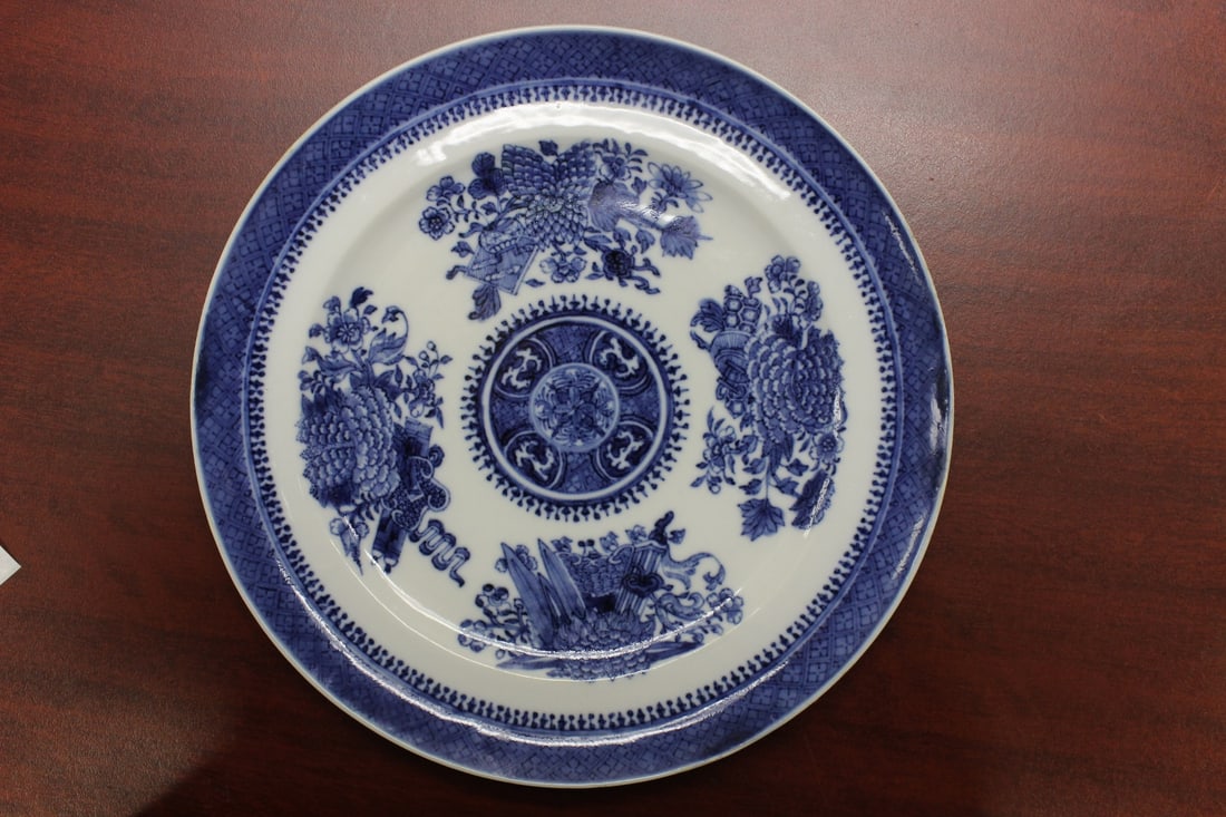 A Chinese Export Blue and White Plate: 10 inches in diameter - 19th century