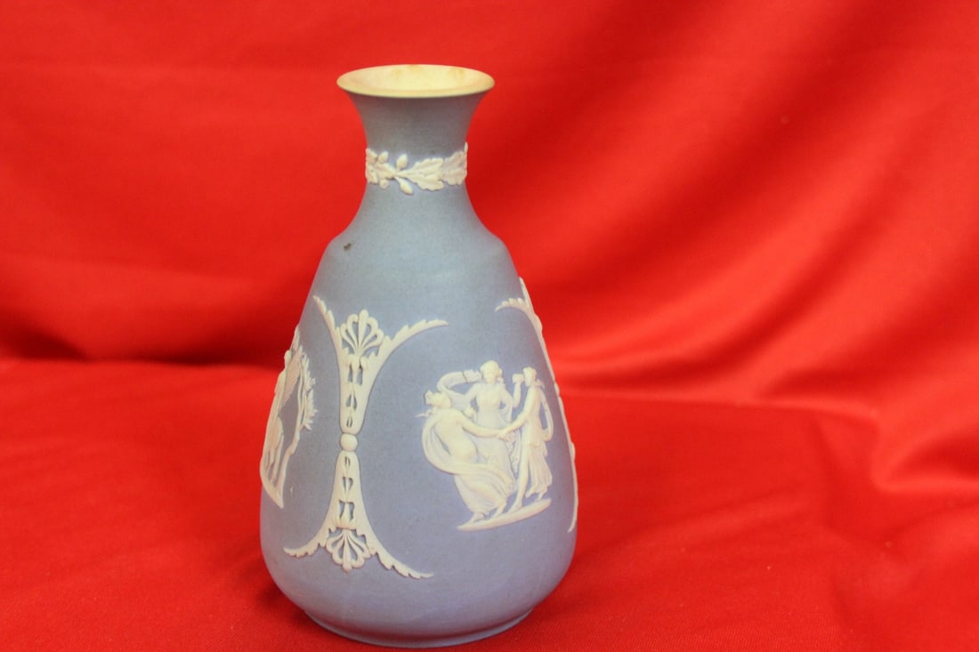 An Early Wedgwood Bottle: 5 1/4" tall