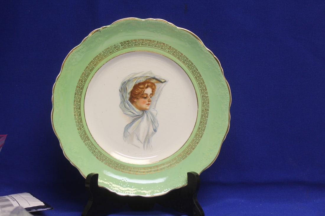 Hoyt and Sons Excelsior Portrait Plate: 9 1/8" in diameter