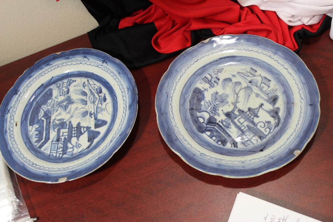 Lot of Two Chinese Export Plates: early 19th century - please note: both have chips and hairlines - 9 1/8" in diameter