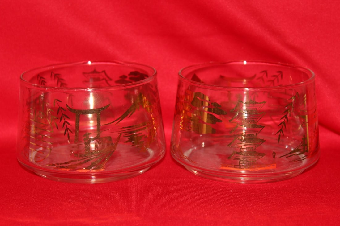 Pair of Oriental Motif Glass Bowl: 3 7/8" in diameter