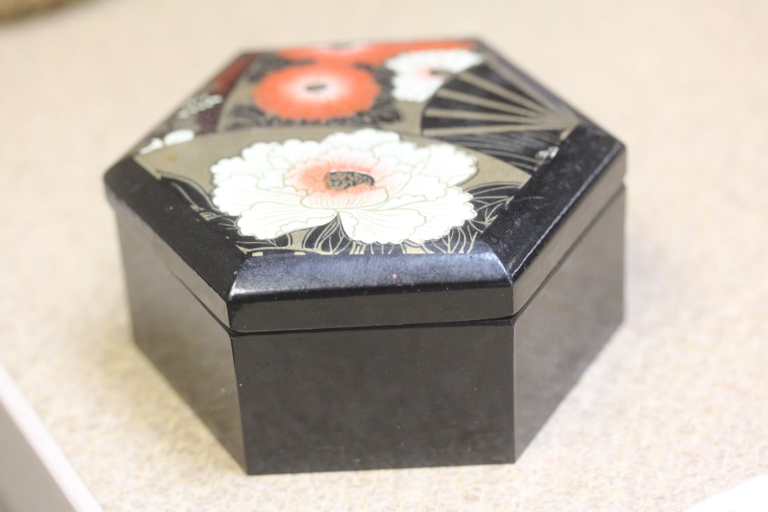 Japanese Octagon Lacquer Box: 3 3/8" across