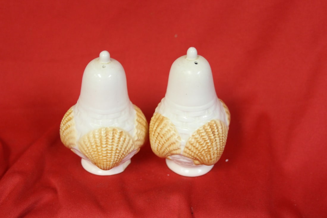 A Pair of Salt and Pepper Shaker: 4" tall