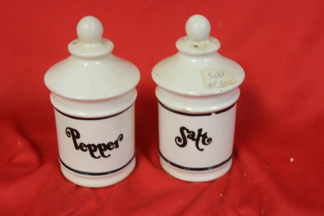 A Pair of Salt and Pepper Shaker: 4" tall