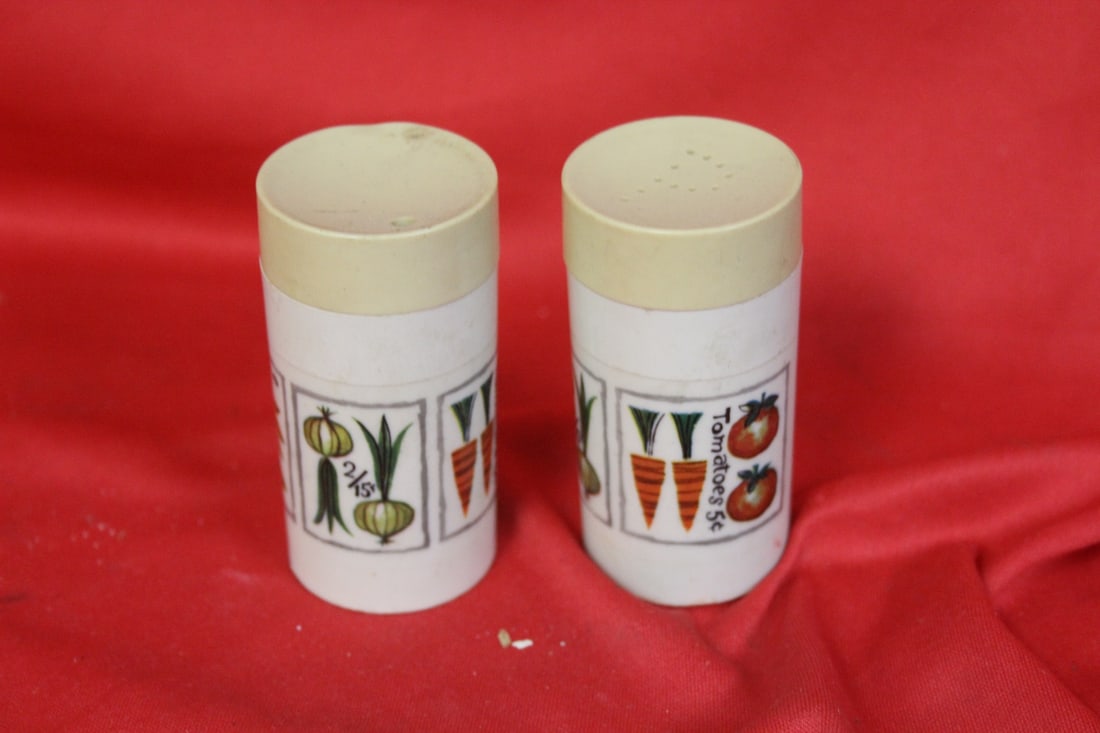 Pair of Salt and Pepper Shakers (1 of 4)