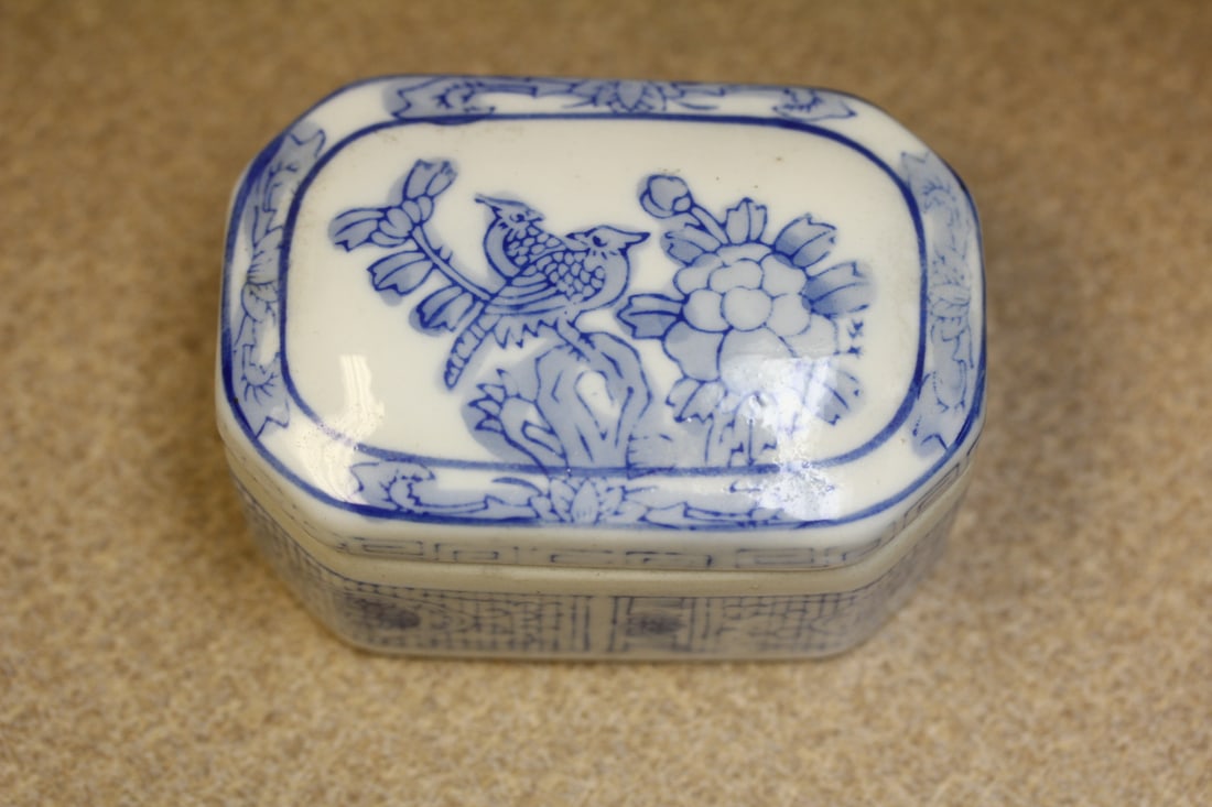 Chinese Blue and White Box: 4" across