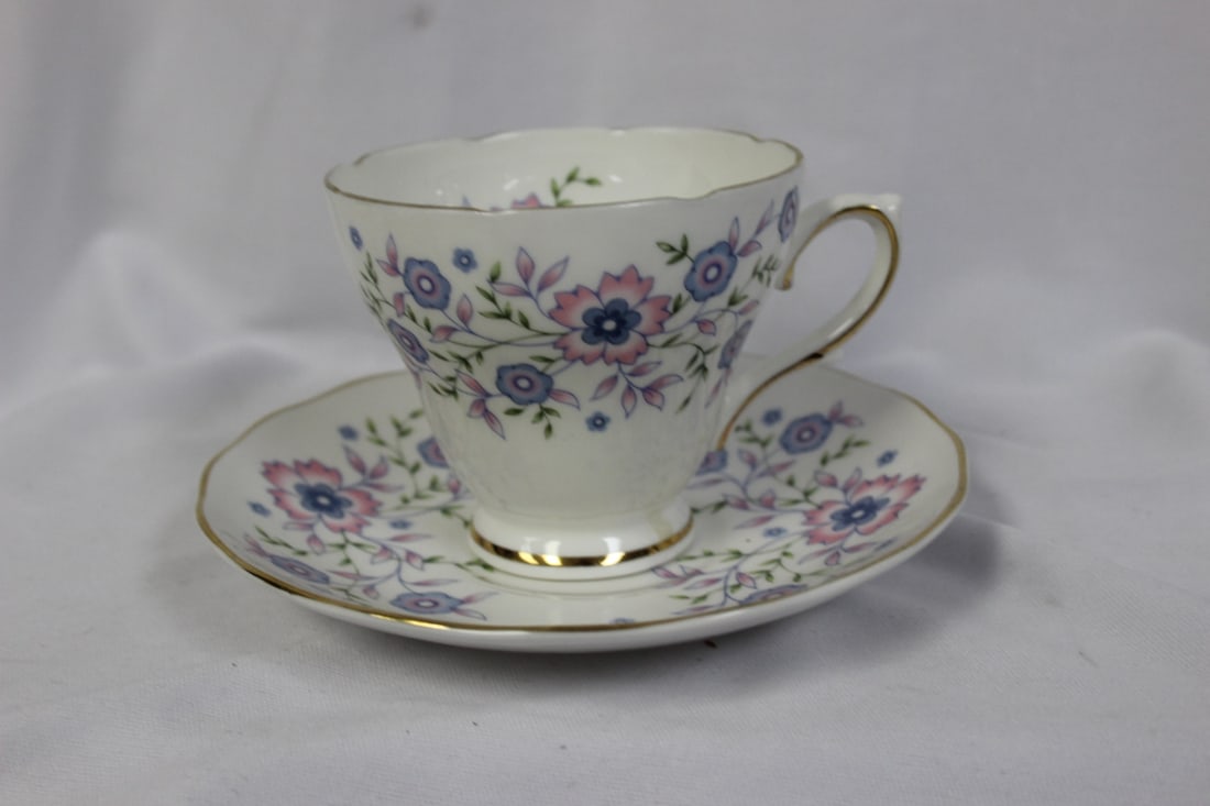 A Fine Bone China Cup and Saucer: saucer: 5 1/2" in diameter