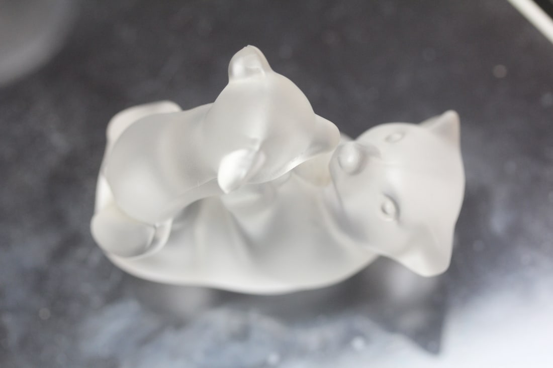 Sevres Crystal Bear Group: 2 7/8" across