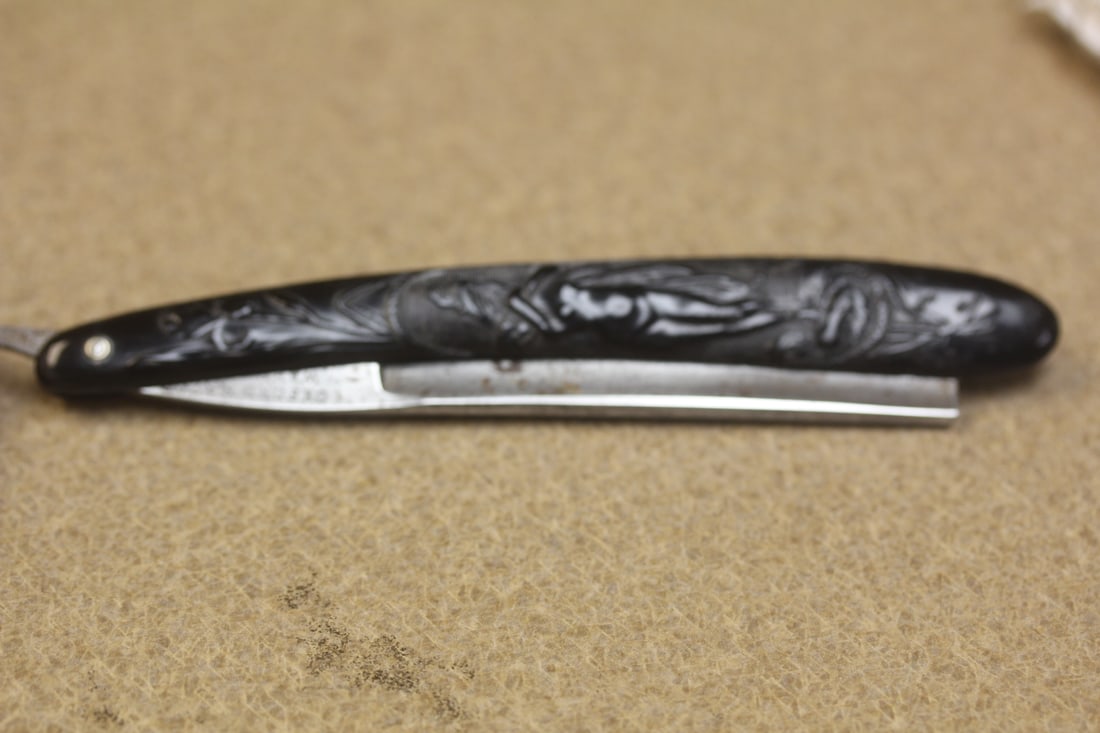 Nude Celluloid Razor: as shown