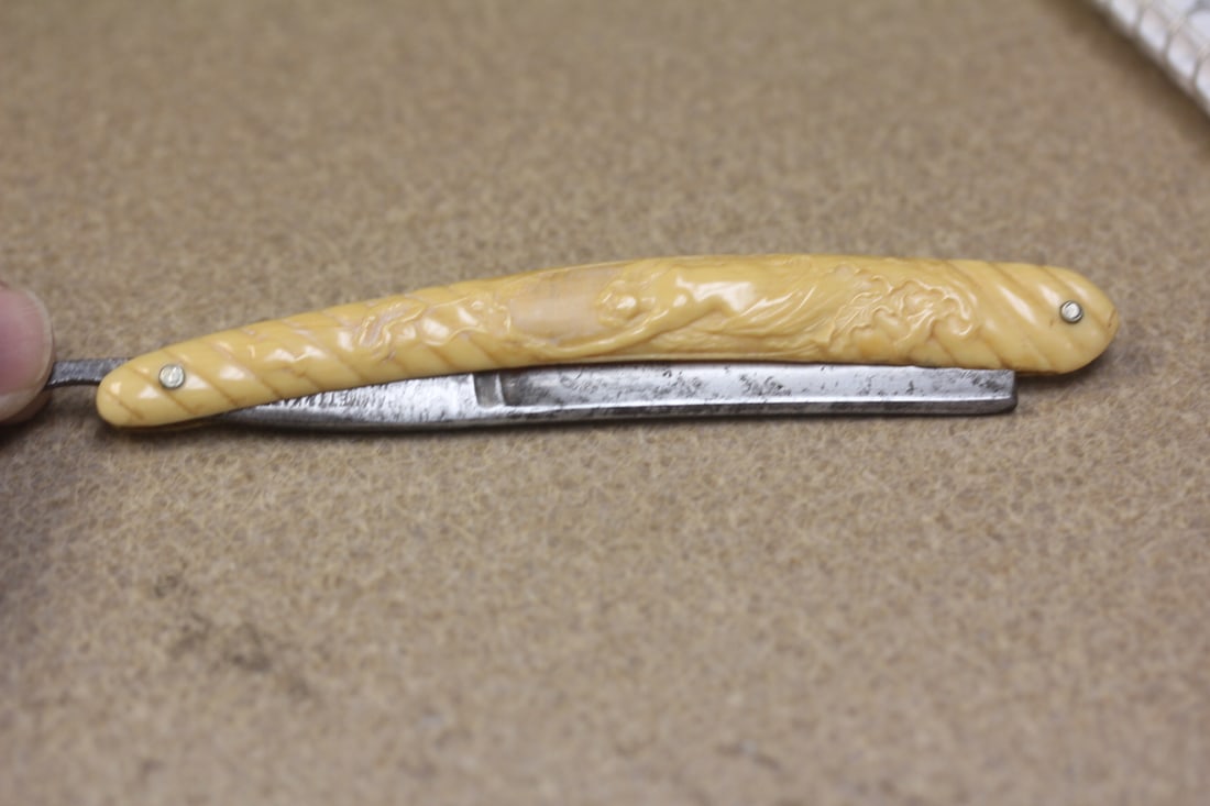 Nude Celluloid Razor: as shown