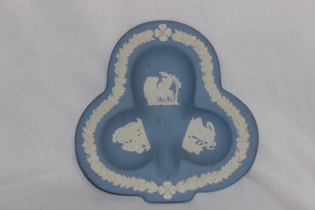 A Ceramic Wedgwood Jasperware Club Shaped Ashtray: Marked on the bottom - 4 1/2" in diameter