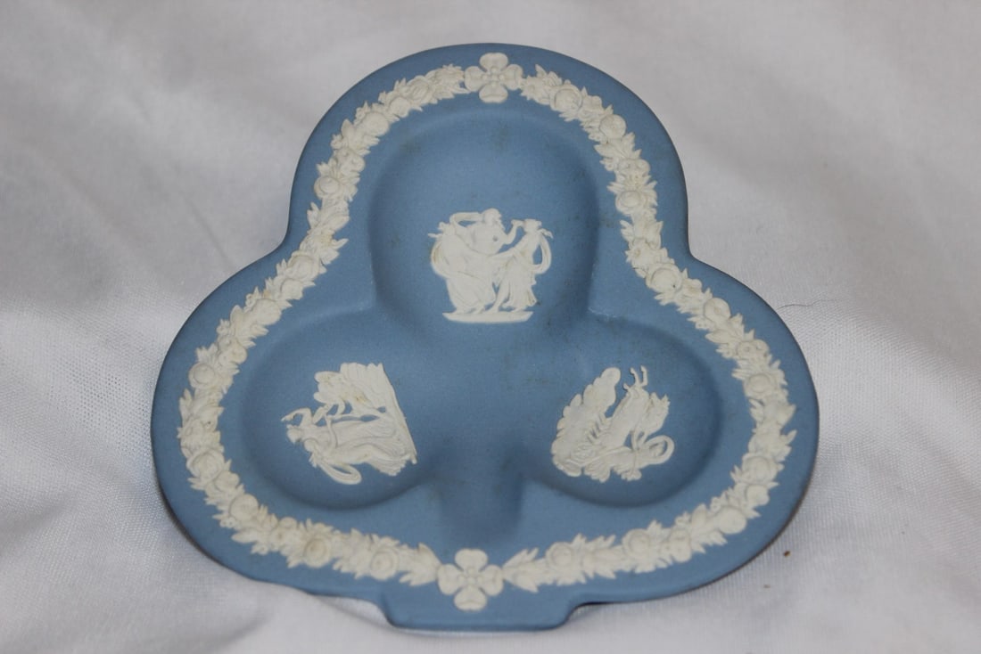 A Ceramic Wedgwood Jasperware Club Shaped Ashtray: marked on the bottom - 4 1/2" in diameter