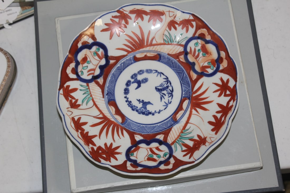 Antique Japanese Imari Plate: 8 3/8" in diameter - 19th century - 8 3/8" in diameter