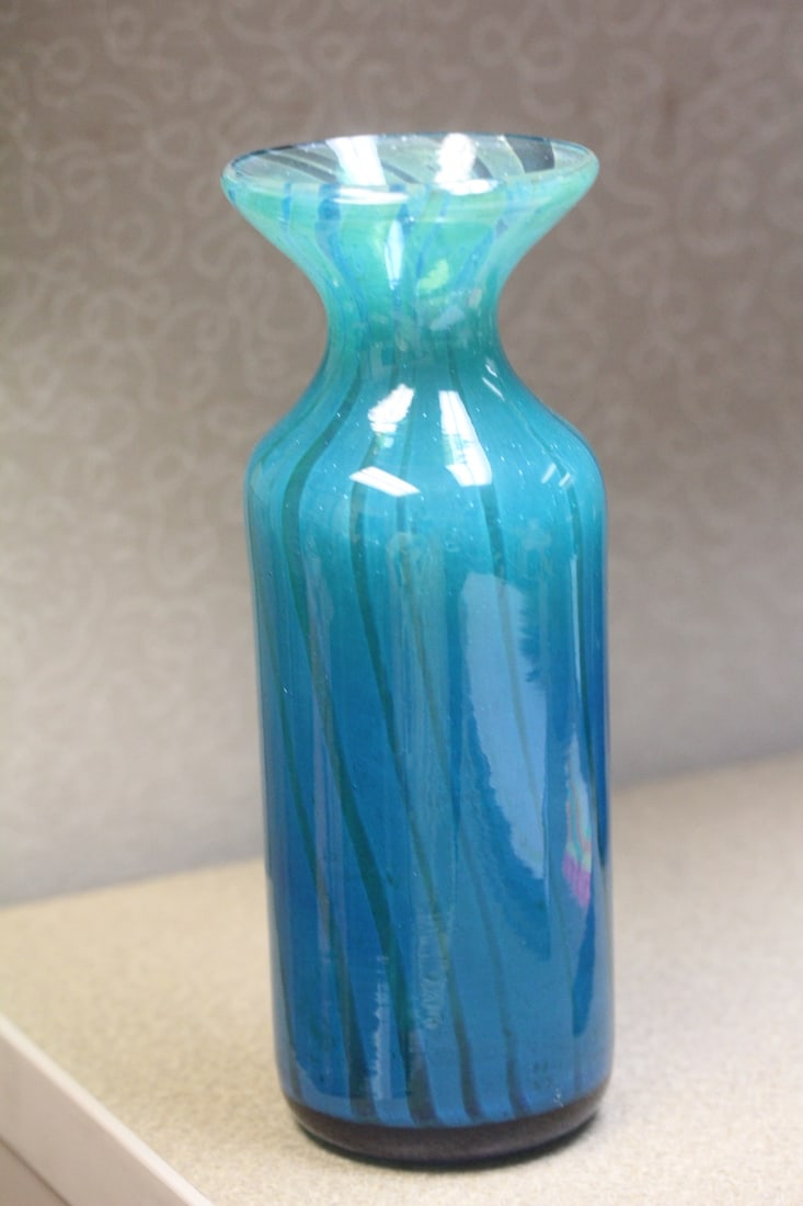 Signed Molina Art Glass Vase: 8 1/2" tall