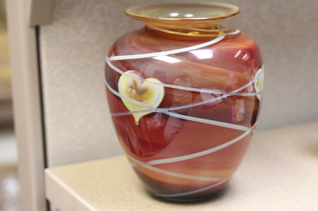Signed Vanderlaan Art Glass Vase: 6 3/4" tall