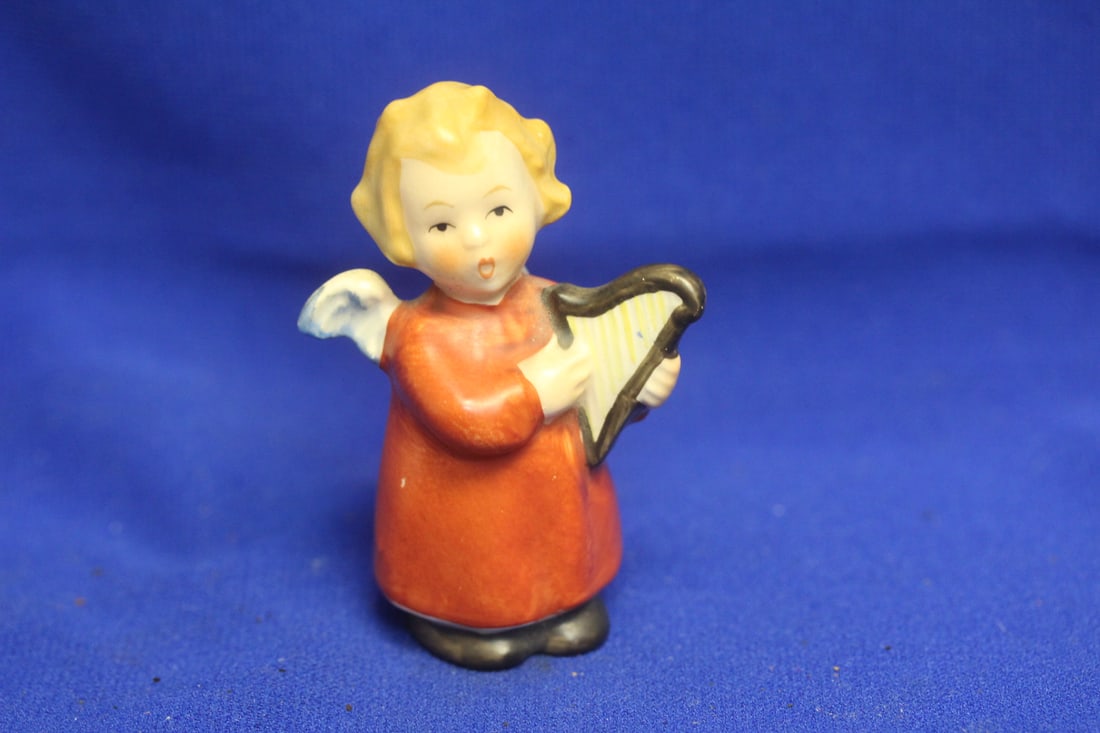 Sacrart Goebel Ceramic Angel: 3 inches tall