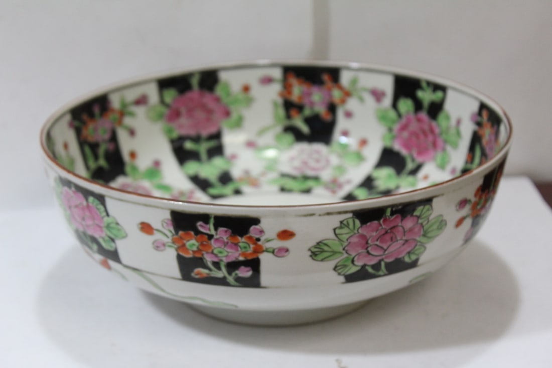 A Large Nippon Bowl: 9 1/2" in diameter