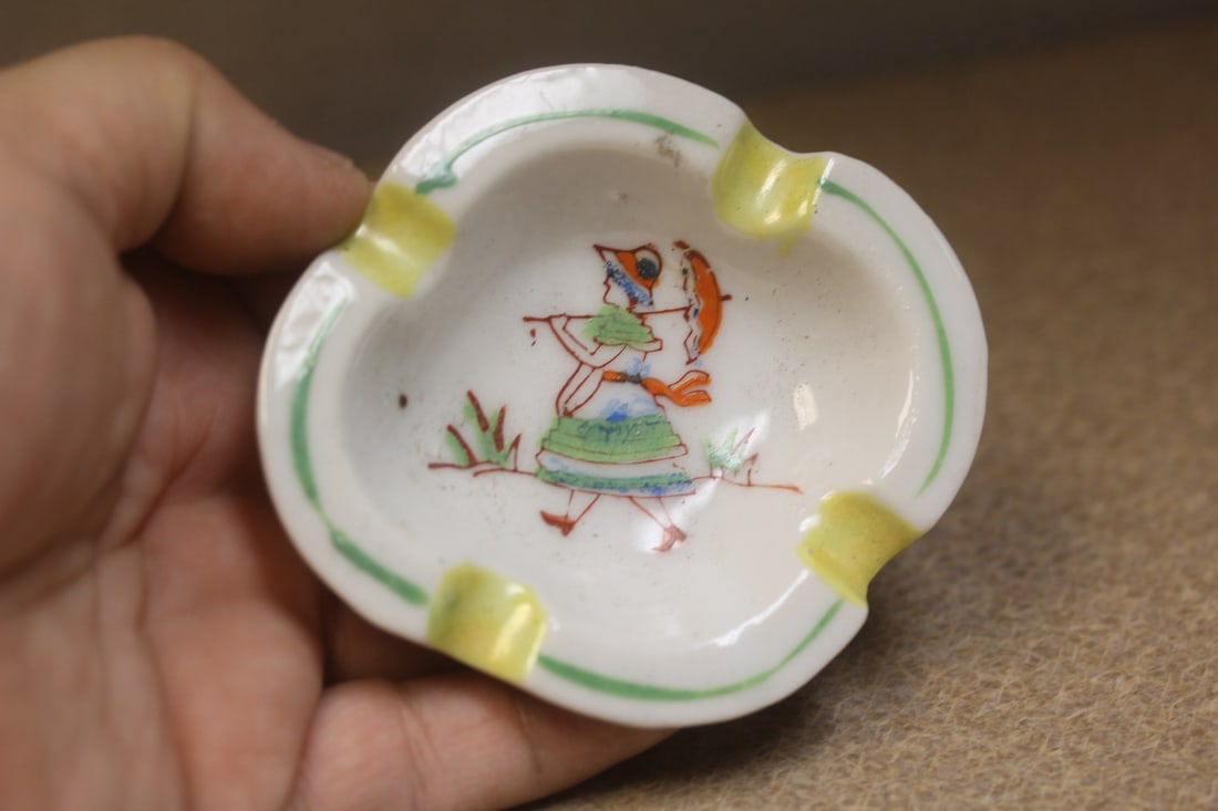 Porcelain ashtray: Personal vintage Transor ware, Japanese, 3 1/2" in diameter