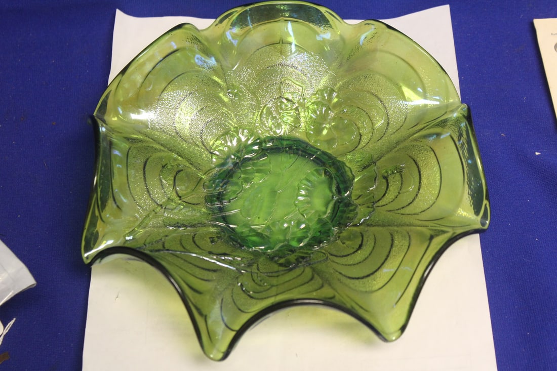 Green Carnival Glass Bowl (1 of 10)