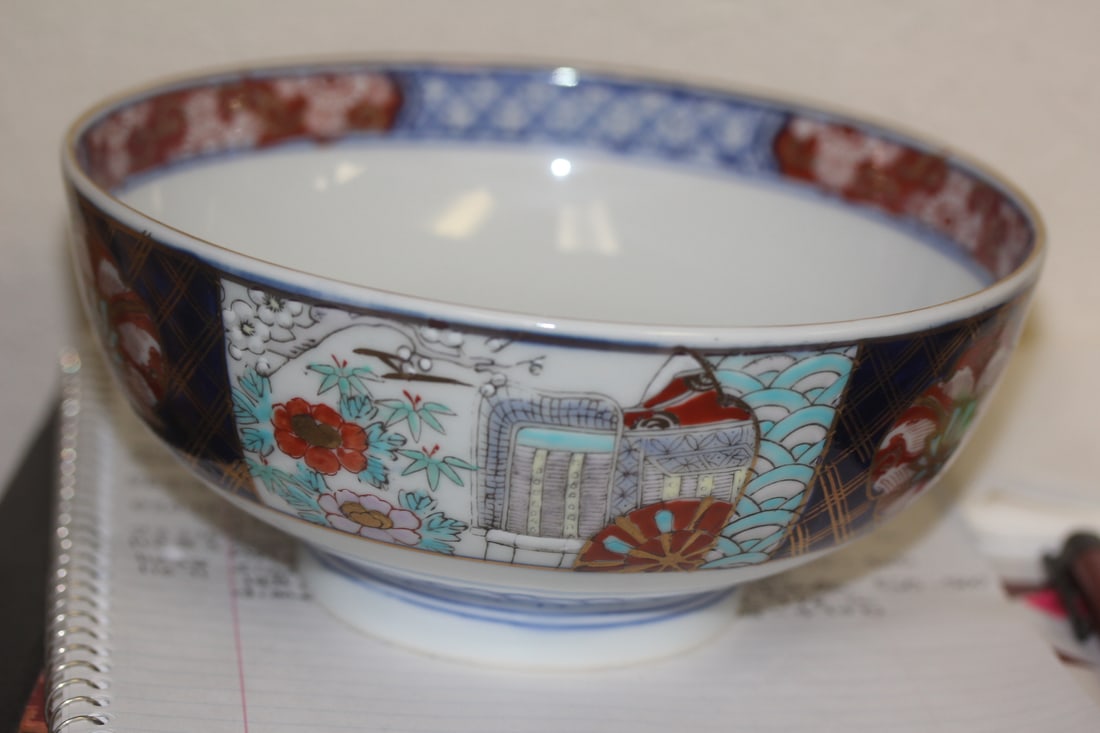 Signed Japanese Imari Bowl: 7 7/8" in diameter by 3 5/8" tall