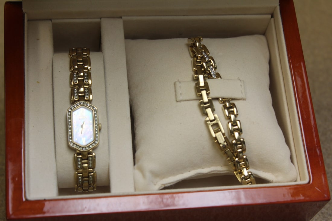 Citizen Ecodrive Watch: inside a wooden box - appeared to be new - not tested to see if works or not