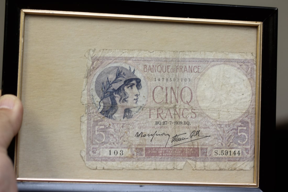Framed 5 Cing Francs: believed to be from 1939