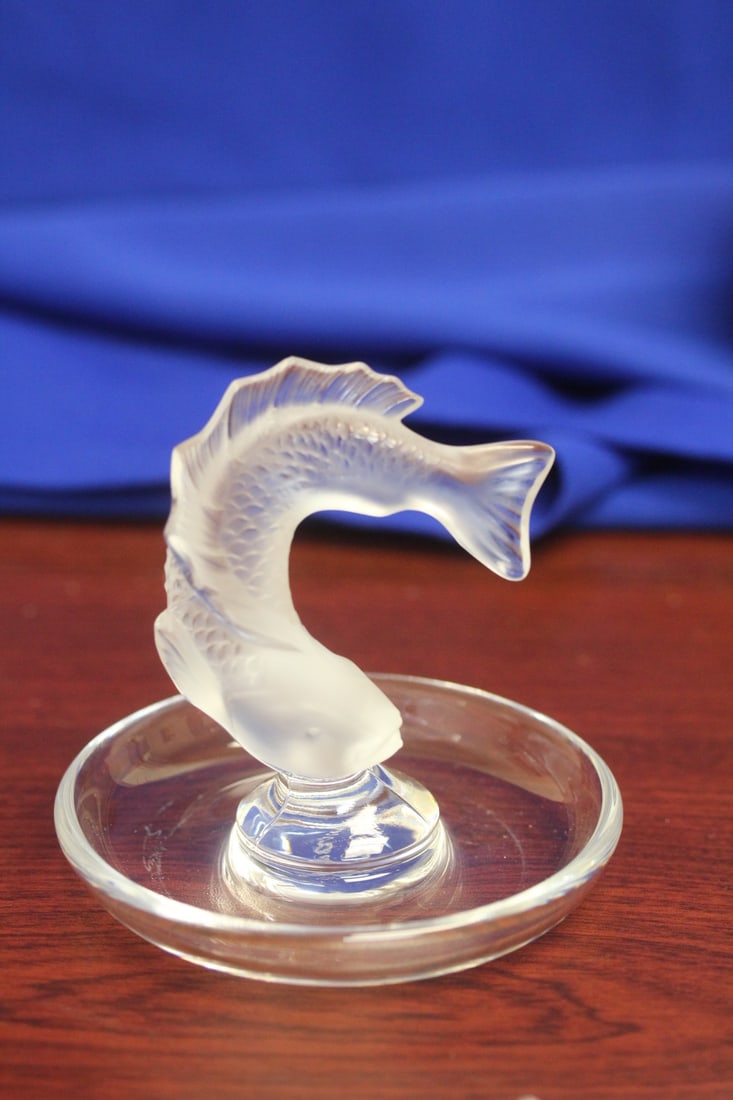A Lalique Fish on Tray: signed - 4" tall