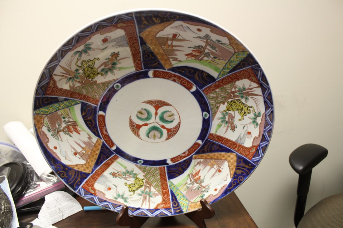 A Large Japanese Imari Charger: 18" in diameter