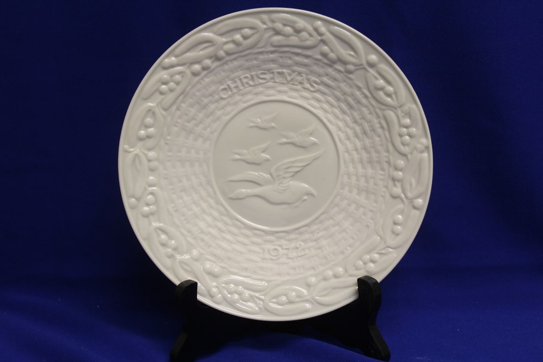 A Belleek 1972 Christmas Plate: 9 inches in diameter