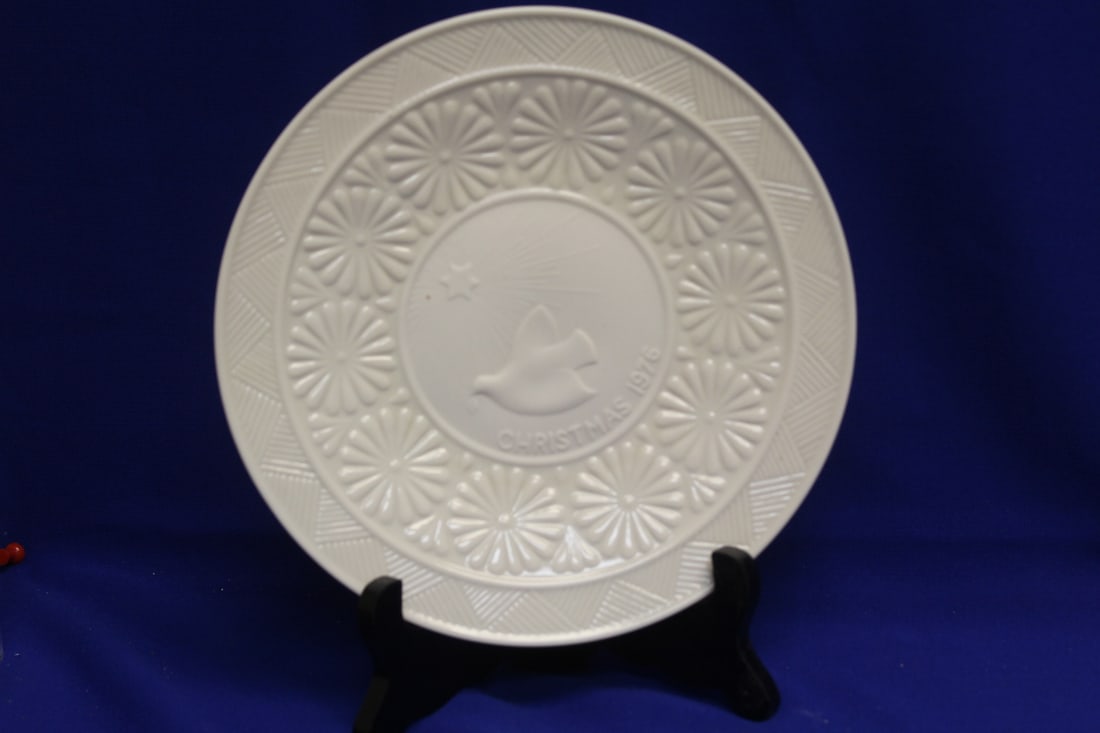A Belleek 1976 Christmas Plate: 9 inches in diameter
