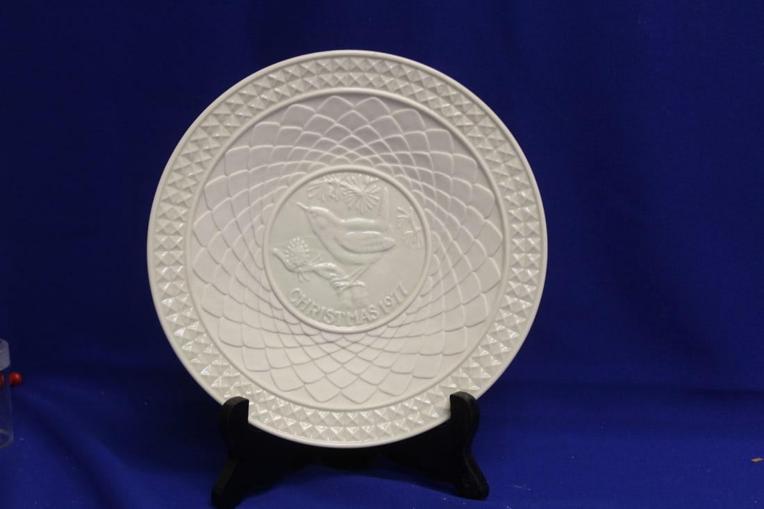A Belleek 1977 Christmas Plate: 9 inches in diameter