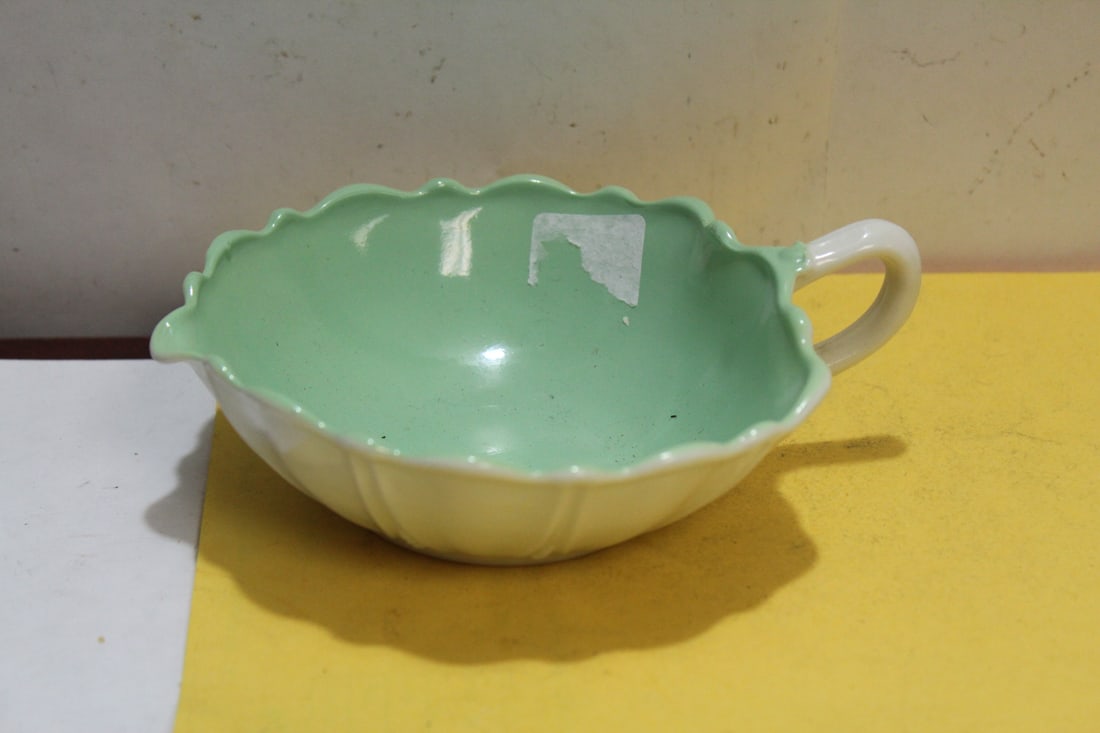 A Ceramic Leaf Dish: 5 inches in diameter