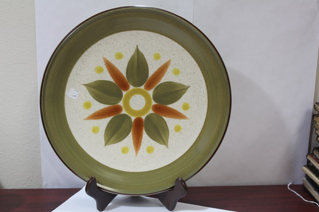 A Decorative Pottery Charger (1 of 6)