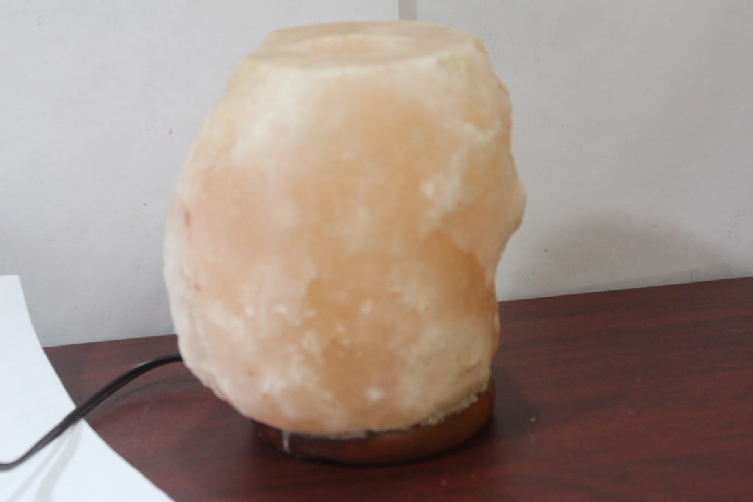 A Stone Lamp: currently not working - possibly just needs a lightbulb - 7 inches tall