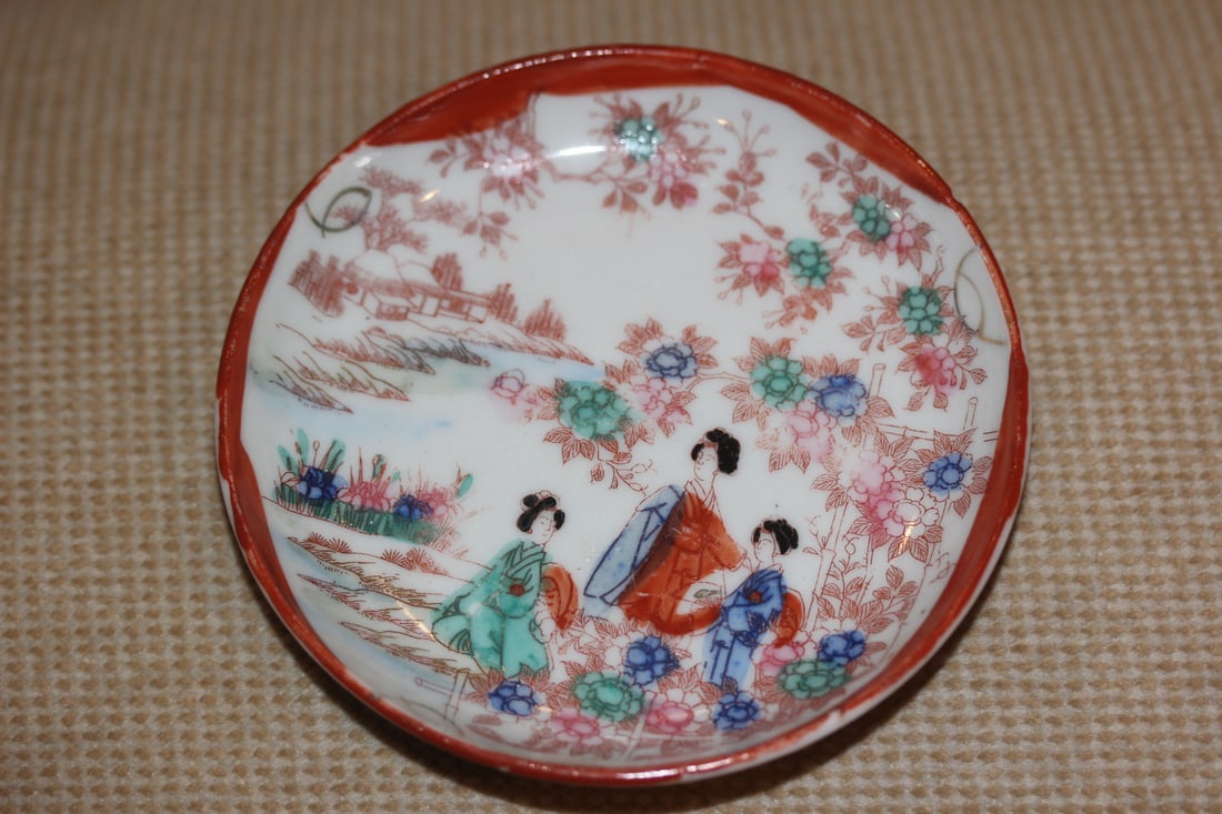 Japanese Geisha Girl Kutani Small Plate: antique - early 1900's - 4 1/4" in diameter