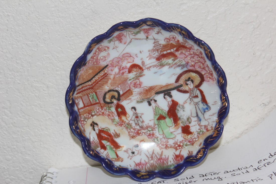 Japanese Kutani Geisha Girl Bowl: antiwue - early 20th century - 1.5 inches in diameter