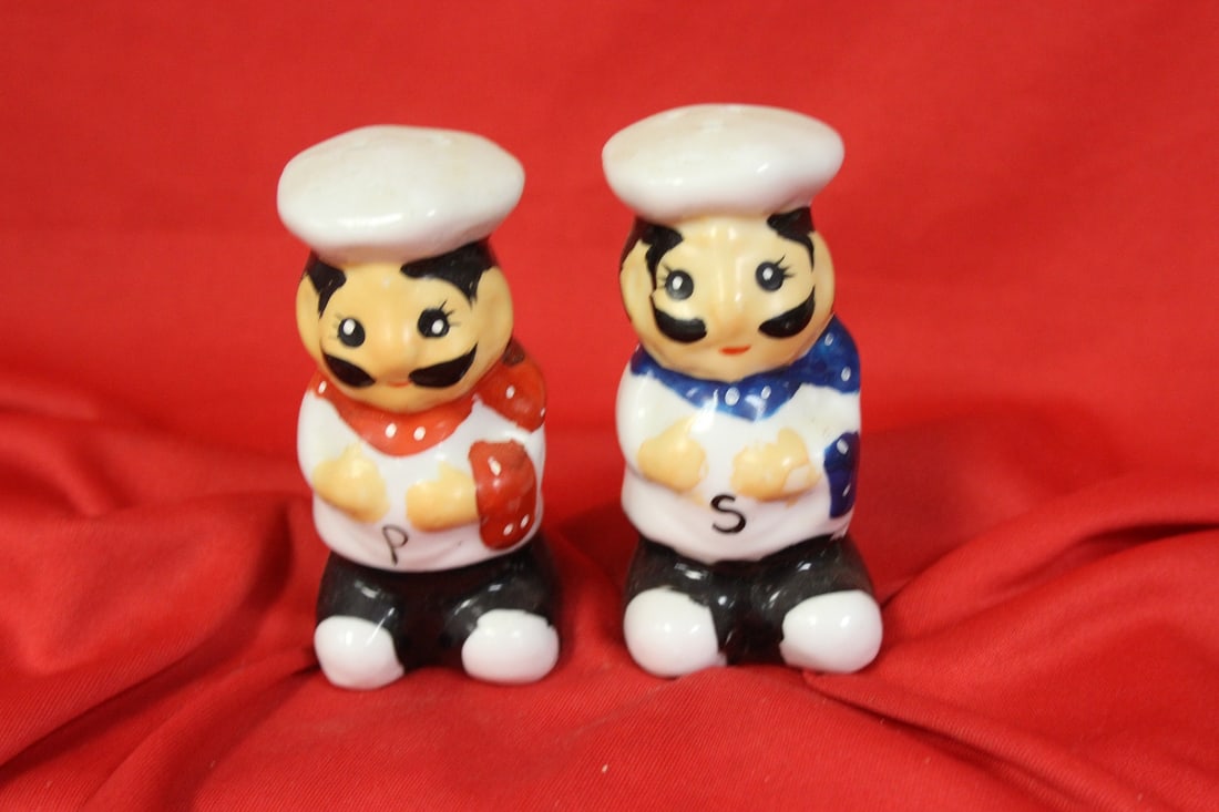 Set of 2 Salt and Pepper Shakers: 3 1/2" tall