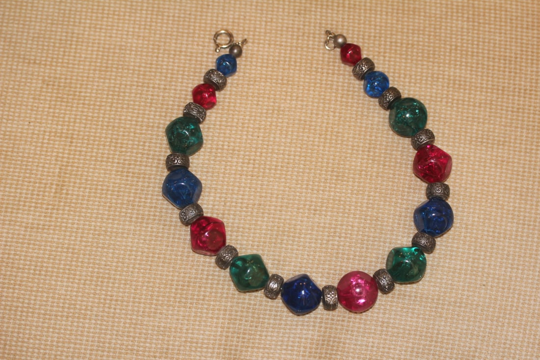 Vintage Lucite Choker Necklace: straight line measurement= 18 inches