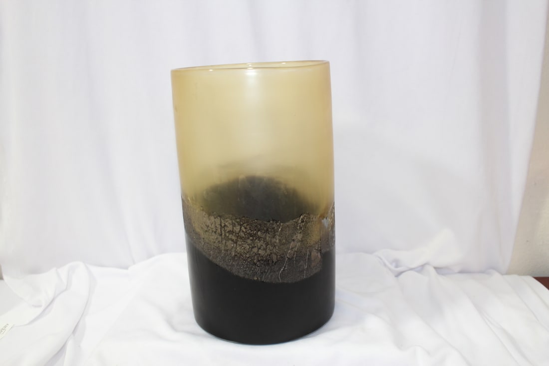 An Art Glass Cylinder Vase: 9 5/8" tall