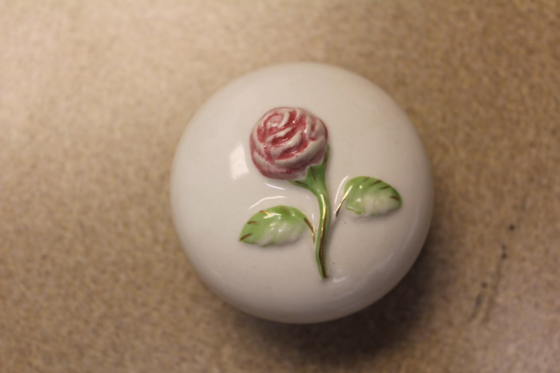 Elizabeth Arden Ceramic Trinket Box: rose - round - 3" in diameter