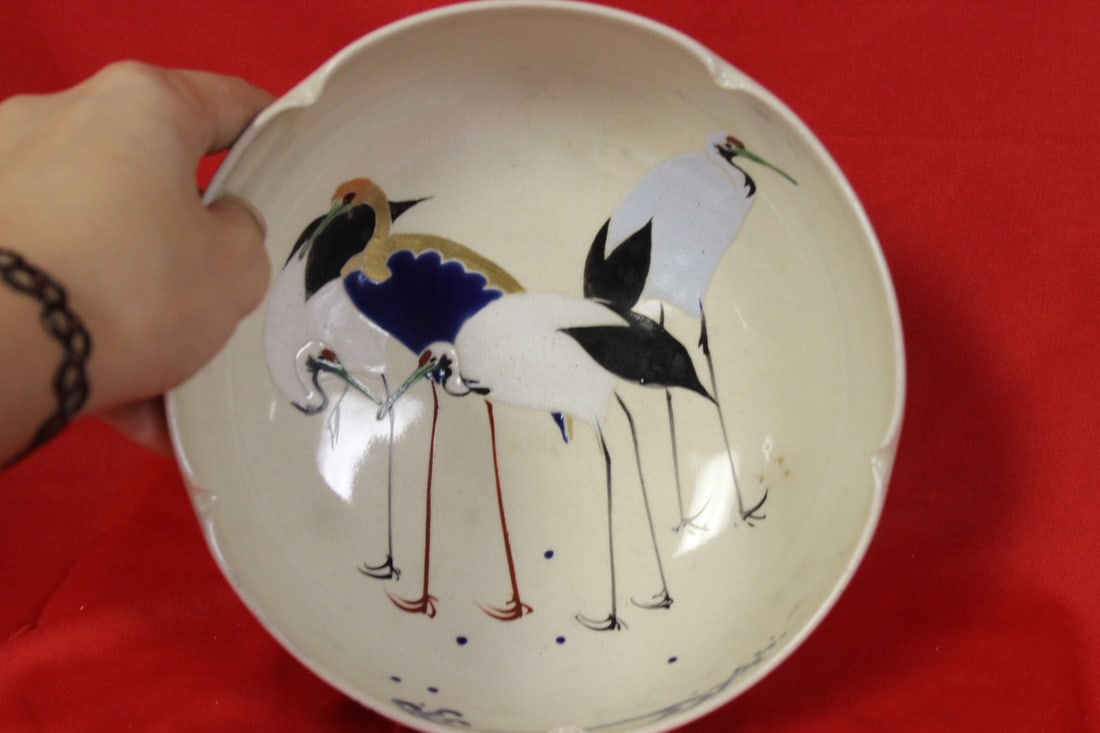 An Artist Signed japanese Bowl: 7" in diameter