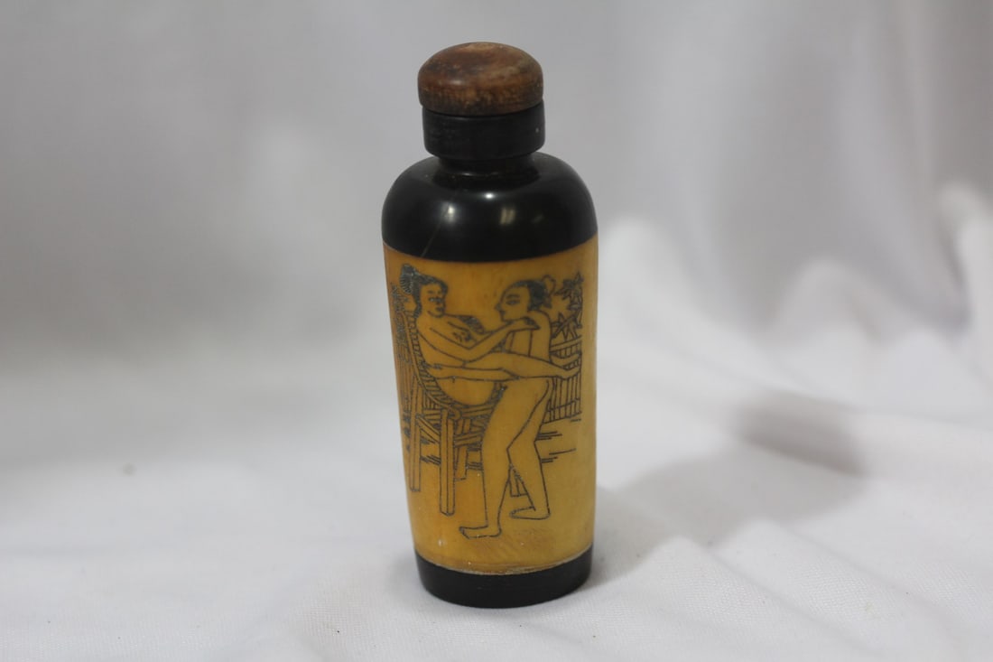 A Chinese Erotica Snuff Bottle (1 of 10)