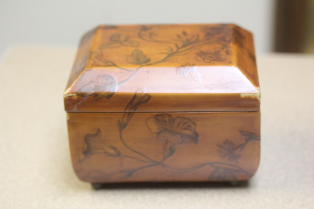 Lacquer Box: floral motief - 5 inches across - vintage