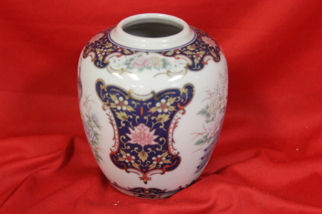 A Chinese Ginger Jar: 5 1/4" tall