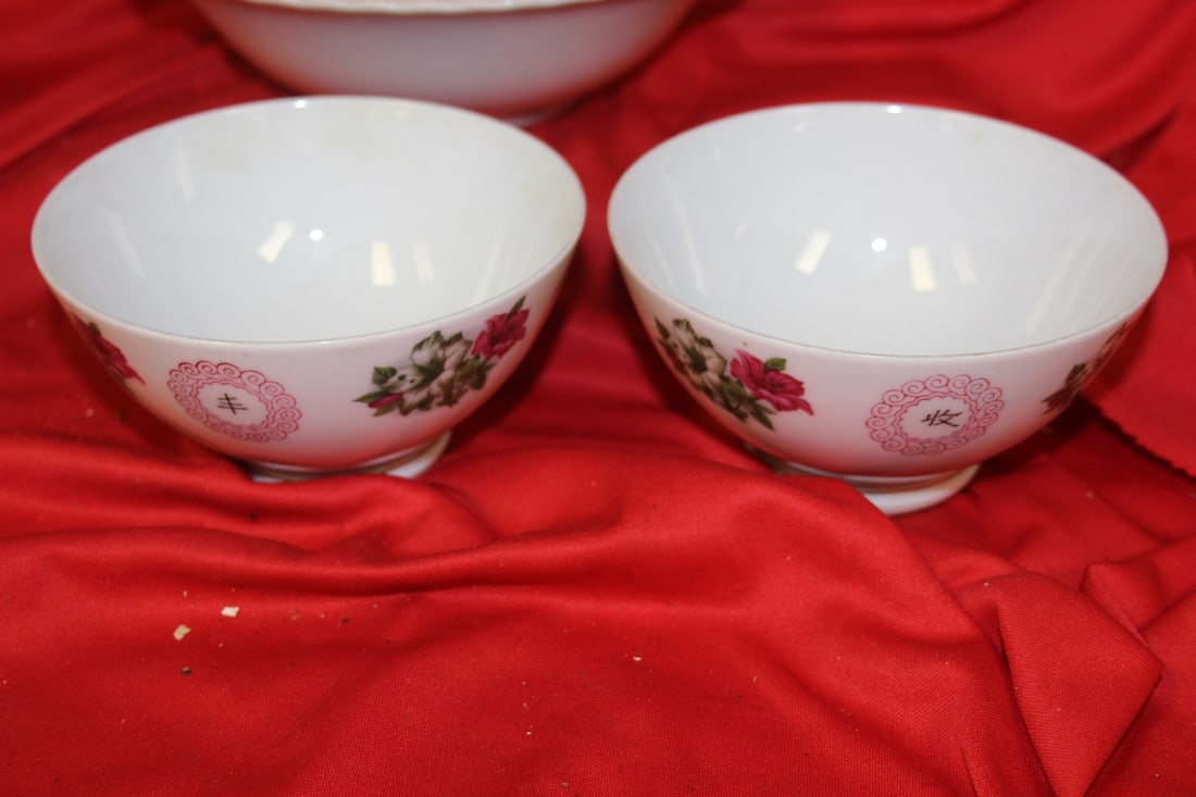 A Pair of Chinese Export Bowls: 5" in diameter