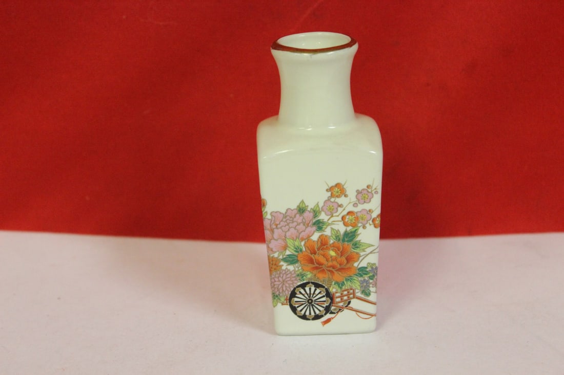 A Vintage Japanese Vase: 3 7/8" tall