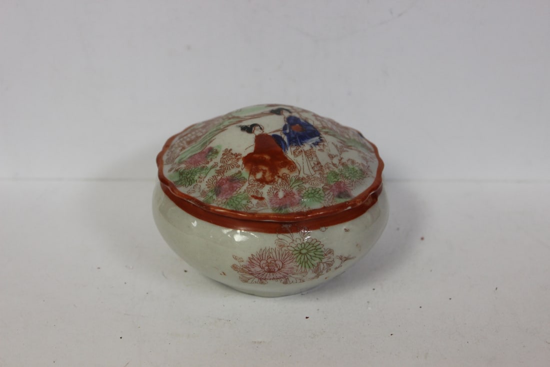 A Nippon Trinket Box: 3 3/4" in diameter