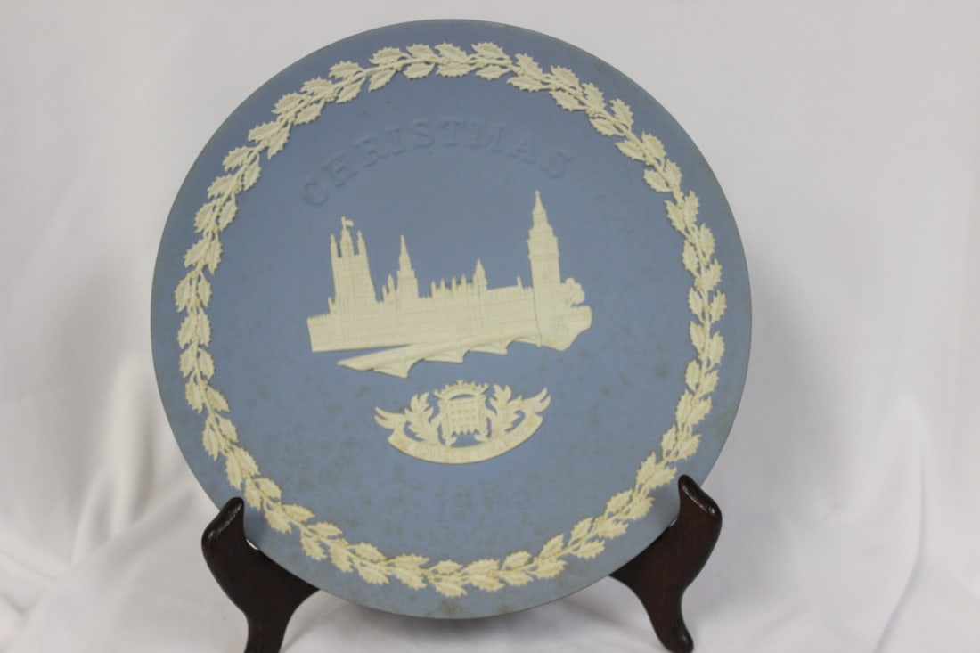A 1974 Wedgwood Christmas Plate: boxed with COA - 8" in diameter